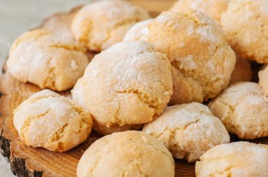 Ev yapımı amaretti çerezleri bir beyaz tahta bir gemide bac taş