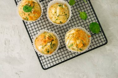 Lezzetli muffins beyaz peynir ve bir tel raf üzerinde ıspanak ile bir