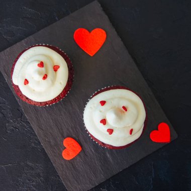 Kırmızı kadife kek krem peynir beyaz bir plaka üzerinde buzlanma ile