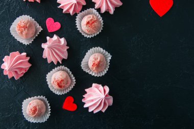 Beyaz çikolata çilek truffles ve pembe beze kisses 