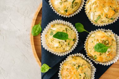 Beyaz peynir, ıspanak üzerinde ahşap plaka ile tuzlu kek