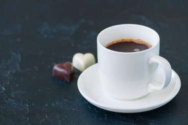 Karanlık ve beyaz çikolata fincan sert kahve ve kalp şeklinde 