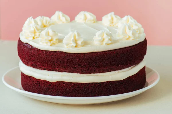 흰색 접시에 설탕 프로 스 팅 크림 치즈 레드 벨벳 케이크 — 스톡 사진