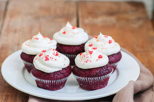 Červené sametové cupcakes s tvarohem Glazovací na bílé plotně — Stock fotografie