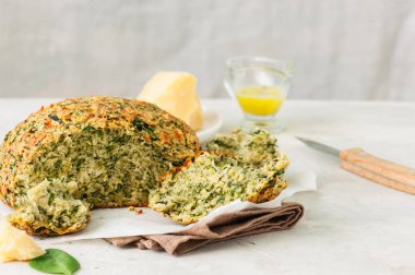 Beyaz taş zemin üzerine ev yapımı peynirli ıspanaklı ekmek. Uzay kopyalayın. Rustik tarzı.