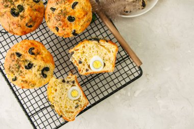 Zeytin ve beyaz s bir tel raf üzerinde otlar ile tuzlu kek