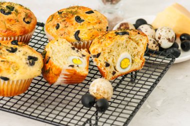 Bütün ve zeytin ve bir WI üzerinde otlar ile lezzetli kek dilimleri