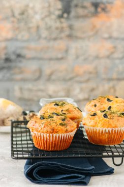 Zeytin ve beyaz s bir tel raf üzerinde otlar ile tuzlu kek