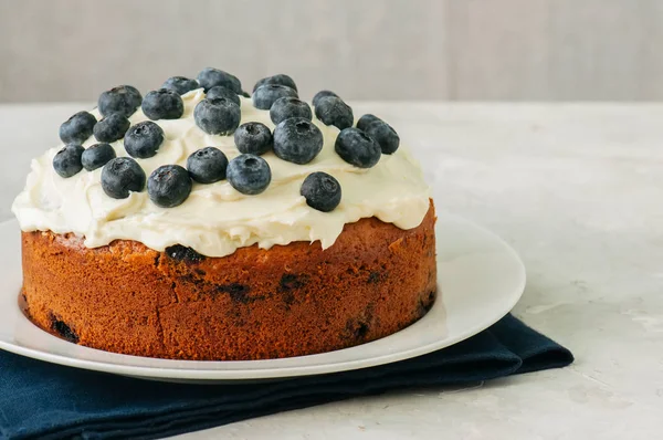 酸奶油蓝莓蛋糕在一块白色石头的盘子上服务 — 图库照片
