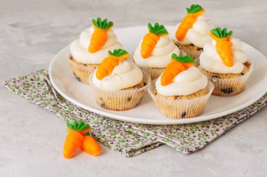 Çikolata parçaları ve krem peynir frosting ile vanilya cupcakes 