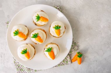 Çikolata parçaları ve krem peynir frosting ile vanilya cupcakes 