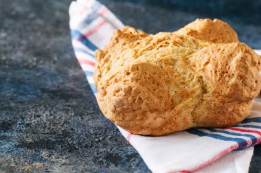Geleneksel İrlandalı soda ekmek üzerine bir havlu üzerinde mavi bir taş backgrou