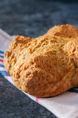Geleneksel İrlandalı soda ekmek üzerine bir havlu üzerinde mavi bir taş backgrou