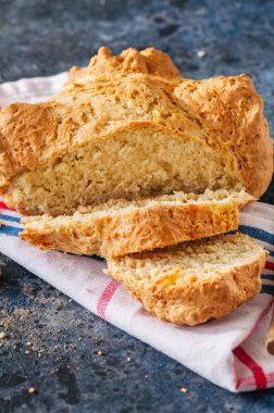 Geleneksel İrlandalı soda ekmek üzerine bir havlu üzerinde mavi bir taş backgrou