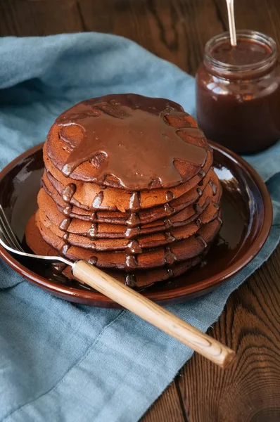 Schokolade flauschige Pfannkuchen mit Schokoladensauce. blauer Hintergrund. — Stockfoto