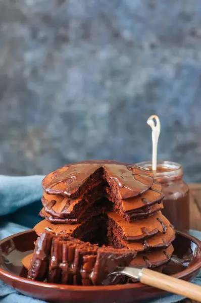 Choklad fluffiga pannkakor med chokladsås. Blå bakgrund. — Stockfoto