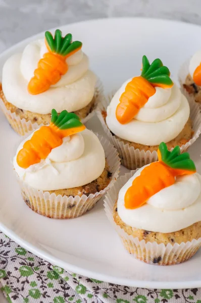 Vanilla cupcakes with chocolate chips and cream cheese frosting — Stock Photo, Image