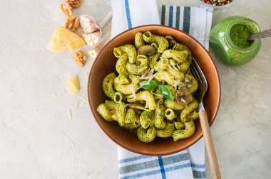 Fesleğen pesto ve beyaz s bir tabağa otlar ile İtalyan makarna