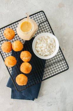 Bir tel raf üzerinde küçük süzme peynir çörek (castgnole). En iyi v