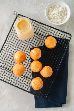 Bir tel raf üzerinde küçük süzme peynir çörek (castgnole). En iyi v