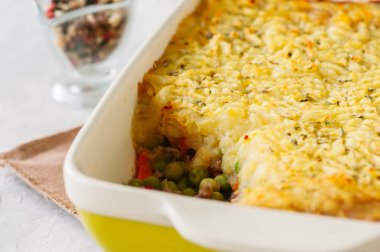 Çobanımız pasta - İrlandalı geleneksel yemekleri. Bir seramik dış hizmet