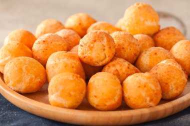 Wwoden plaka üzerinde küçük süzme peynir çörek (castgnole). 