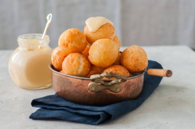 Küçük süzme peynir çörek (castgnole) bir vintage b hizmet