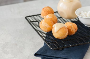 Bir tel raf üzerinde küçük süzme peynir çörek (castgnole). 