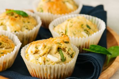 Beyaz peynir, ıspanak üzerinde ahşap plaka ile tuzlu kek