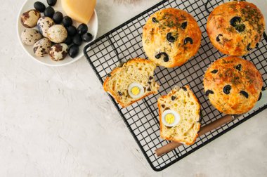 Zeytin ve beyaz s bir tel raf üzerinde otlar ile tuzlu kek