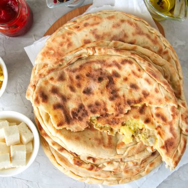 Patates püresi ve koyun peynir dolum gözleme beyaz ston üzerinde