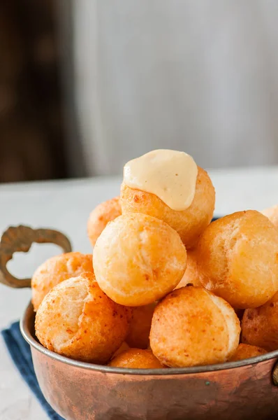 Pequeñas rosquillas de requesón (castgnole) servidas en una cosecha b — Foto de Stock