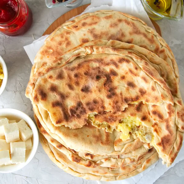 Purê de batata e queijo de ovelha recheio flatbread em um ston branco — Fotografia de Stock