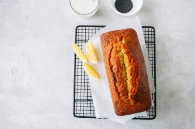 Ev yapımı limon haşhaş tohumu sade kek bir tel raf üzerinde. Beyaz taş