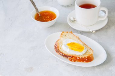 Ev yapımı susam dilim challah ekmek reçel, bardak ile tohum