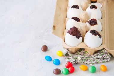 Yumurta kabukları karanlık çikolatalı brownie tatlı. Paskalya veya komik ki