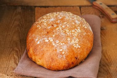 Ev yapımı soğan ekmek peçeteye. Ahşap arka plan. Rustik styl