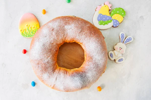 Reindling - österreichische oder deutsche Festtagsbäckerei zu Ostern. Ring c — Stockfoto