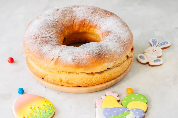 Reindling - österreichische oder deutsche Festtagsbäckerei zu Ostern. Ring c — Stockfoto