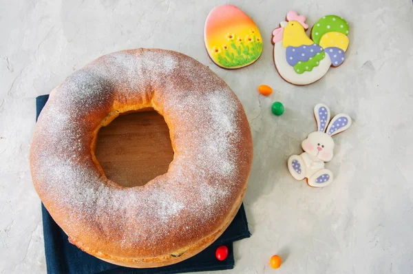 Reindling - österreichische oder deutsche Festtagsbäckerei zu Ostern. Ring c — Stockfoto