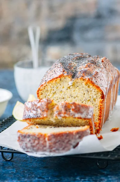 Hemmagjord lemon poppy seed pund kaka med glasyr på en tråd rack. — Stockfoto