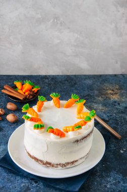 Havuçlu kek krem peynir frosting ile havuç Ma ile dekore edilmiştir.