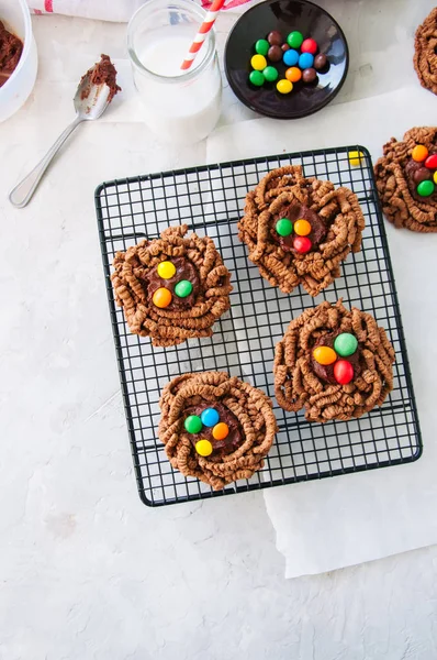Chocolate bird 's nest cookies with ganache and decorated with co — стоковое фото