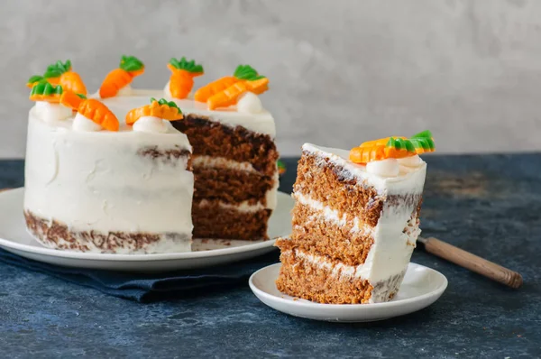 Pastel de zanahoria con glaseado de queso crema decorado con mar de zanahoria —  Fotos de Stock