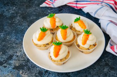 Çikolata parçaları ve krem peynir frosting ile vanilya cupcakes 