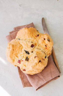 Kızılcık ve fındık peçeteye Homemadel İrlandalı soda ekmek