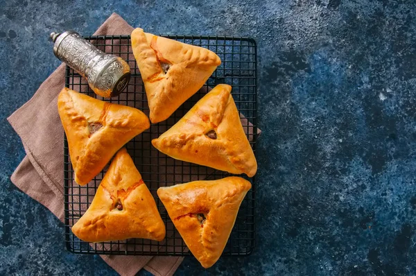 Uchpuchmak casero horneado (samsa) con carne y patata en un alambre — Foto de Stock