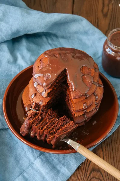 Choklad pannkakor wiyh sirap i en platta på en blå bakgrund. — Stockfoto