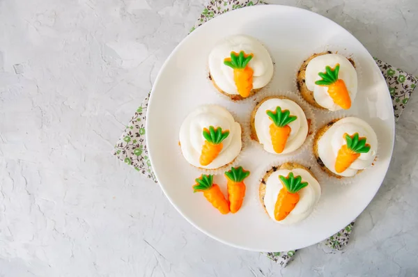 Bolinhos de baunilha com pepitas de chocolate e cobertura de queijo creme — Fotografia de Stock