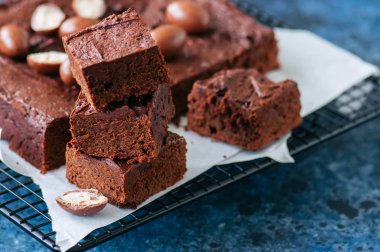 Cre ile dekore edilmiş bir tel raf karanlık çikolatalı brownie kareler